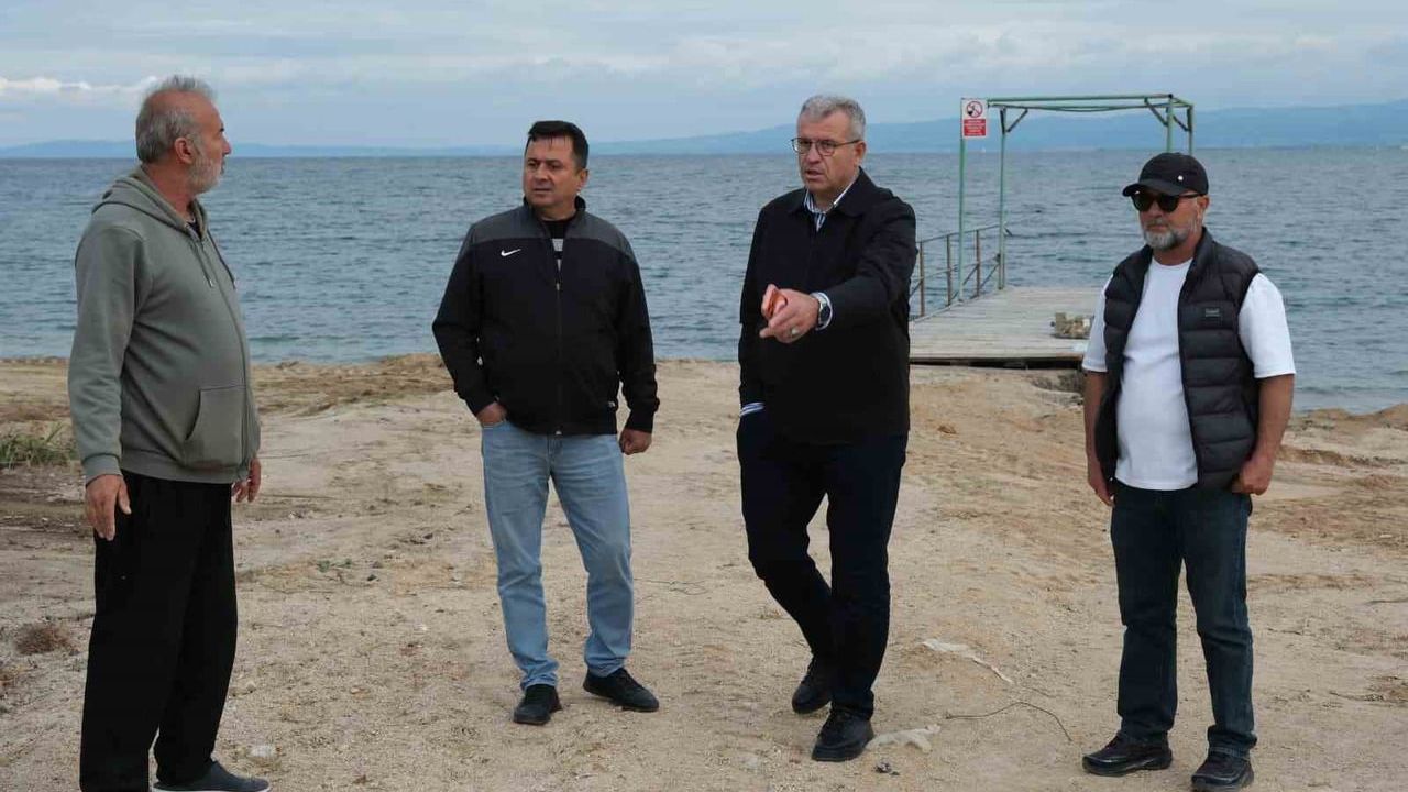 Karabiga yaz sezonuna hazırlanıyor: Palmiye ve Kadınlar Hamamı plajlarında düzenleme çalışmaları