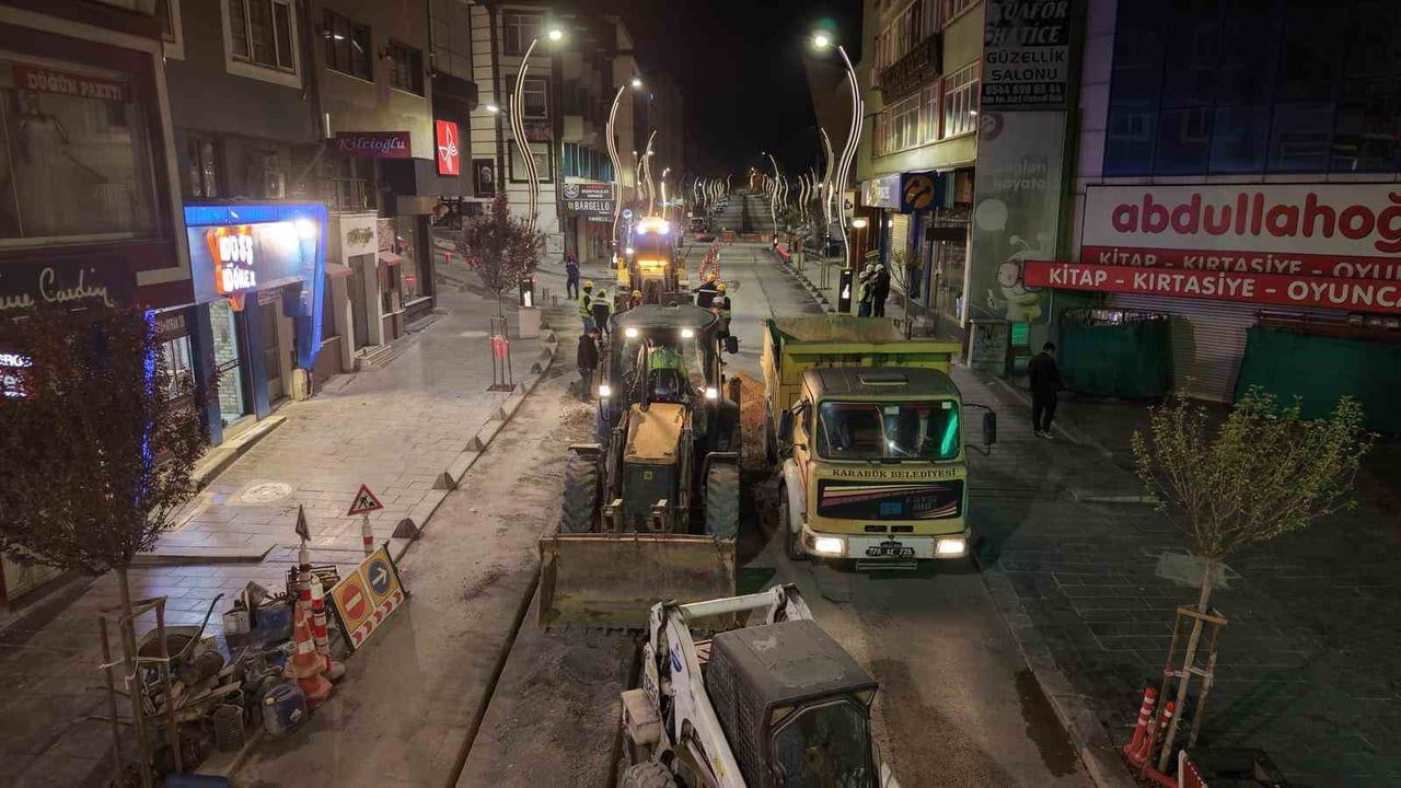 Karabük’te altyapı yenileme çalışmaları gece saatlerinde sürüyor