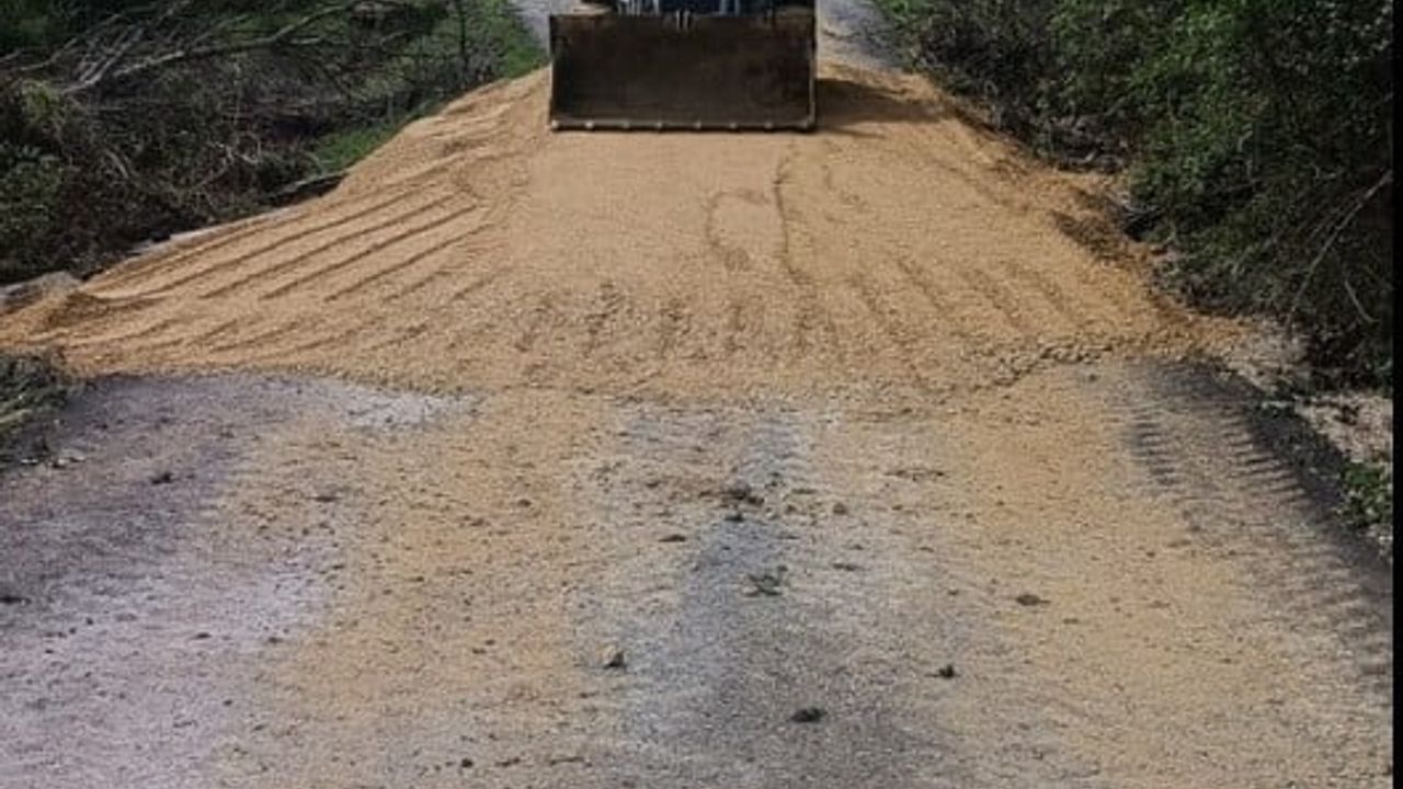 Karabük'te çöken Tamışlar köy yolu ekiplerce geçici olarak ulaşıma açıldı