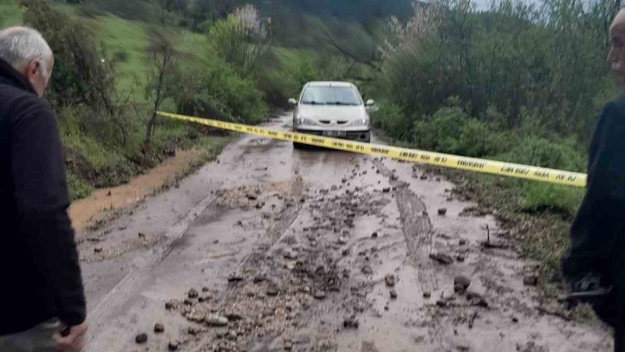 Karabük’te sağanak ve dolu yaşamı etkiledi: Yaya köprüsü yıkıldı, 3 kişi kurtarıldı, yollar kapandı