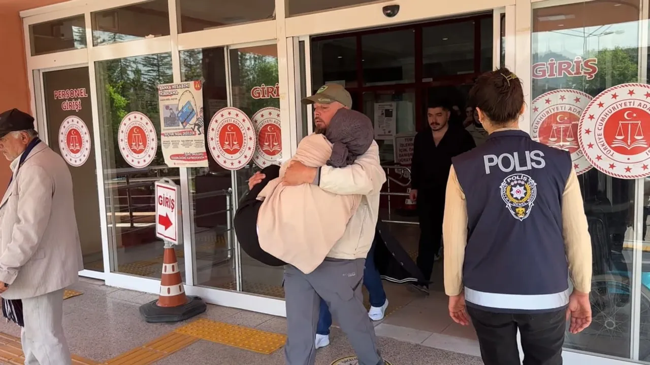 Karabük’te trafik kazası davasında bilirkişi yeniden incelenecek; anne duruşma sonrası hastaneye kaldırıldı