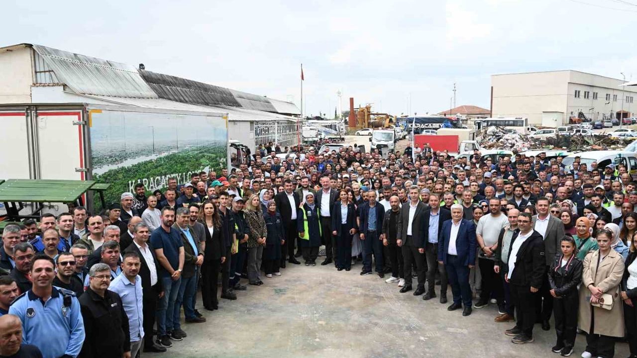 Karacabey Belediye Başkanı Fatih Karabatı personelle bayramlaştı; ekipler bayram boyunca sahada olacak