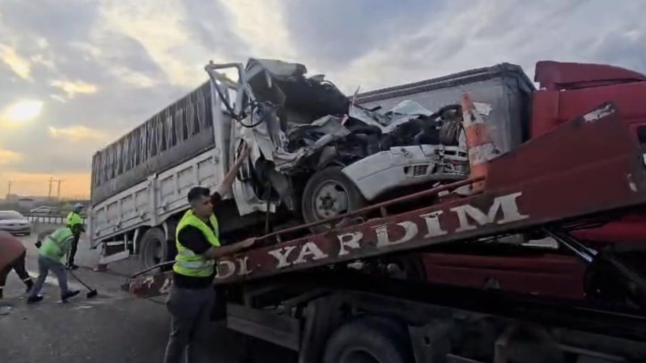 Karacabey'de kamyon ile tır çarpıştı: 1 kişi hayatını kaybetti