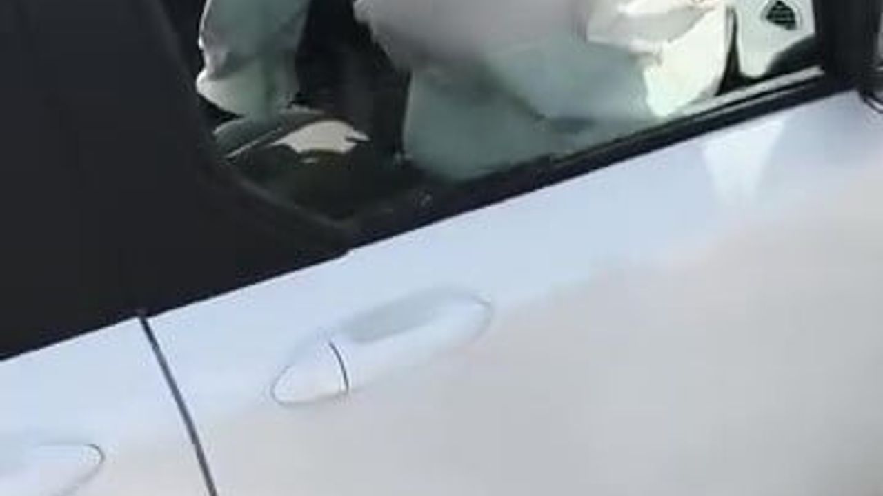 Karacabey'de Kontrolden Çıkan Otomobil Okul Duvarına Girdi, Yaralanan Yok