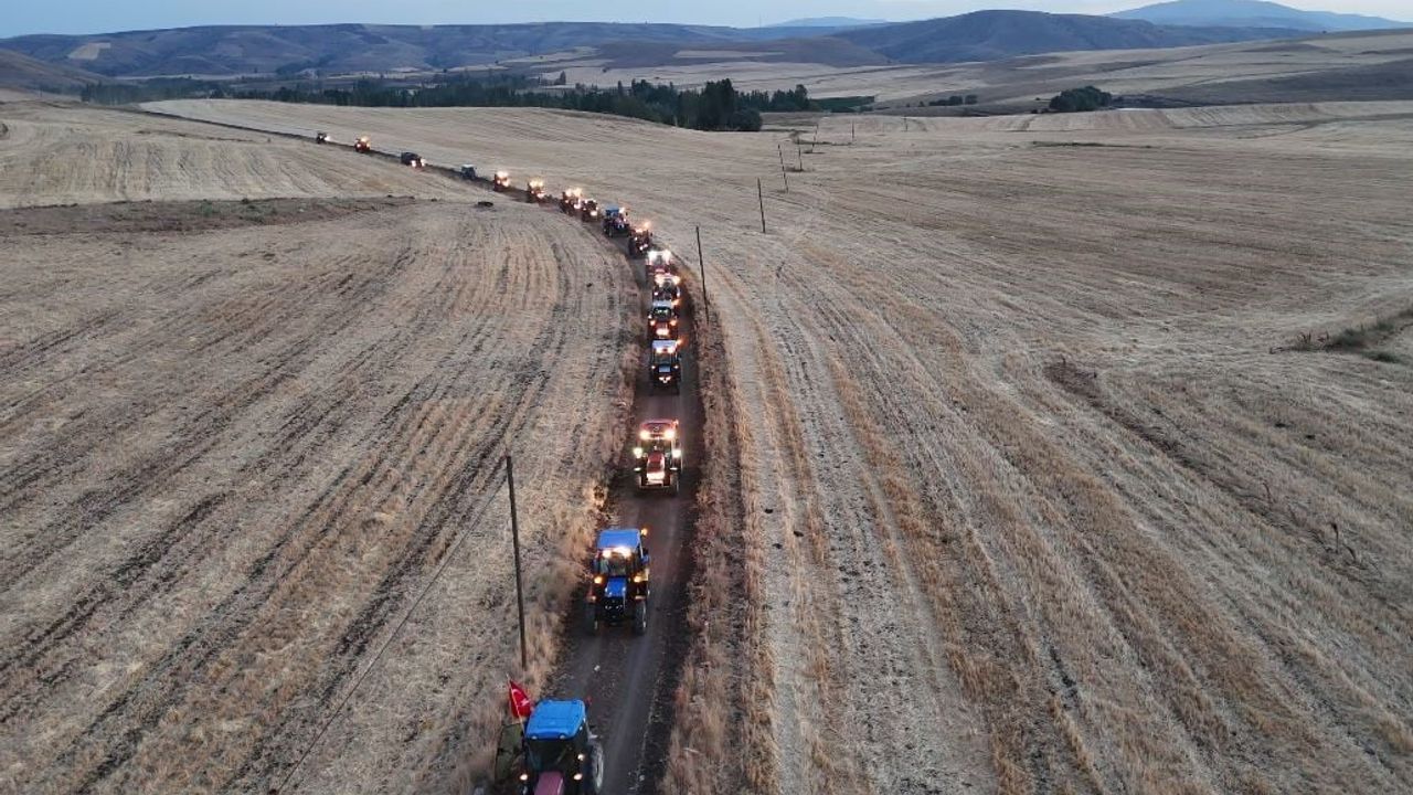 Karacaören'de geleneksel 'damat gezdirme' traktör konvoyuyla sürüyor
