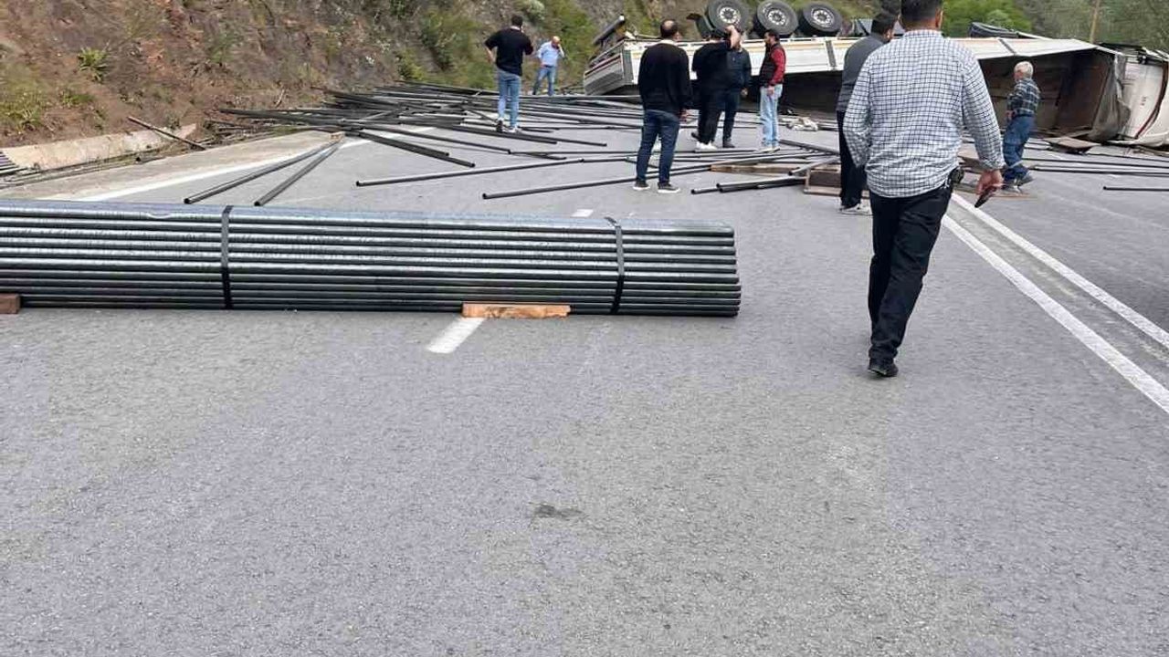 Karadeniz Ereğli'de çubuk demir yüklü tır devrildi — OSB yolu ulaşıma kapandı