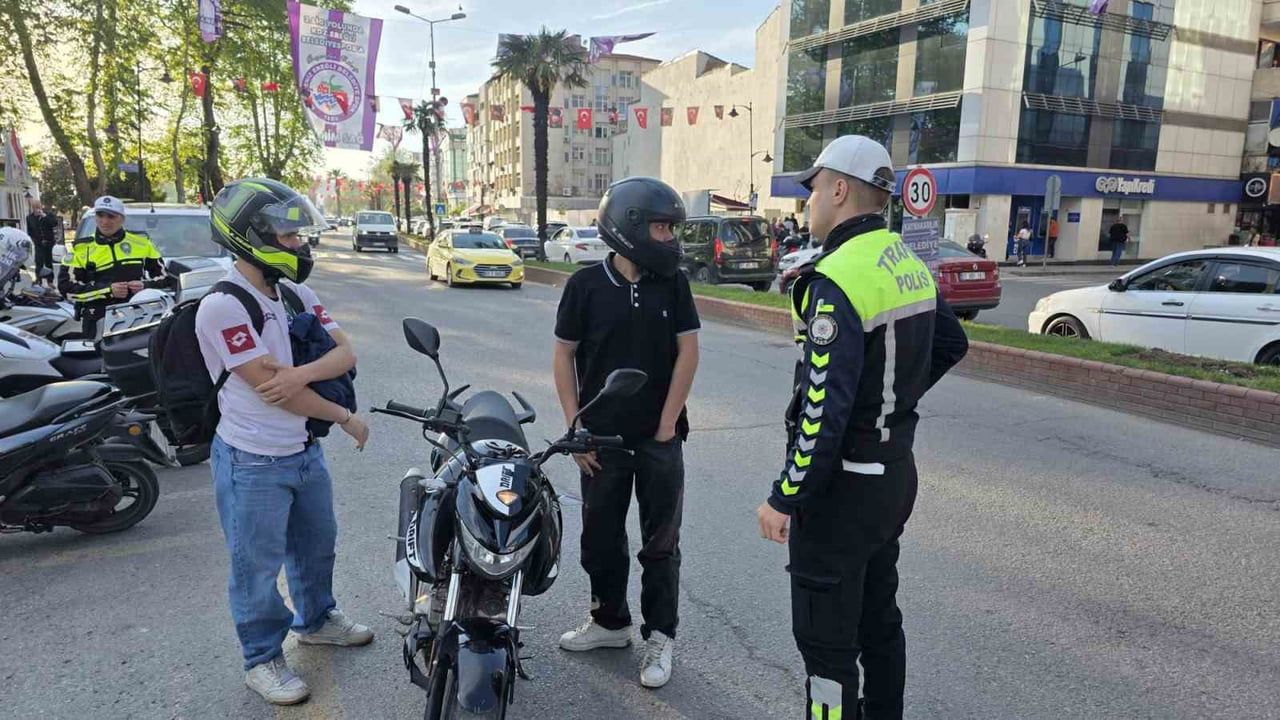 Karadeniz Ereğli'de motosiklet denetimi: Trafik ekipleri ehliyet, ruhsat ve kask kontrolleri yaptı