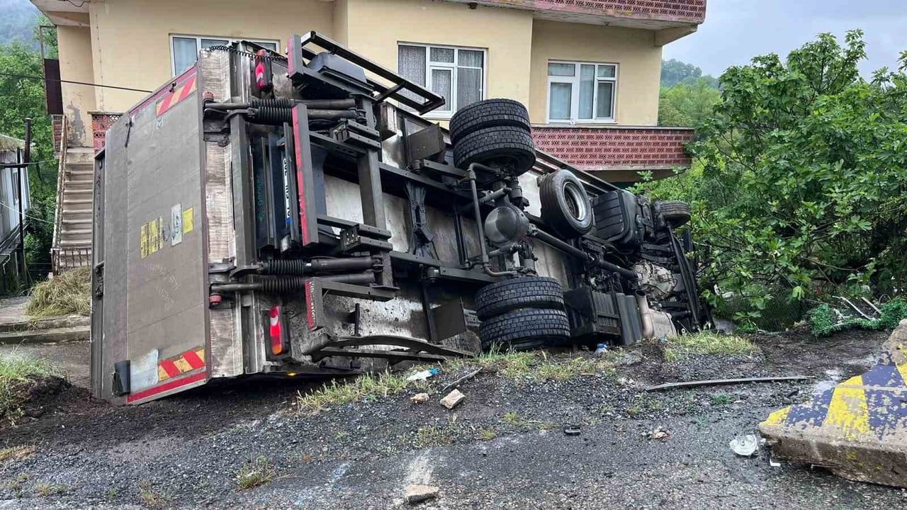 Karadeniz Ereğli'de yağışlı yolda kamyonet devrildi: Sürücü hafif yaralı