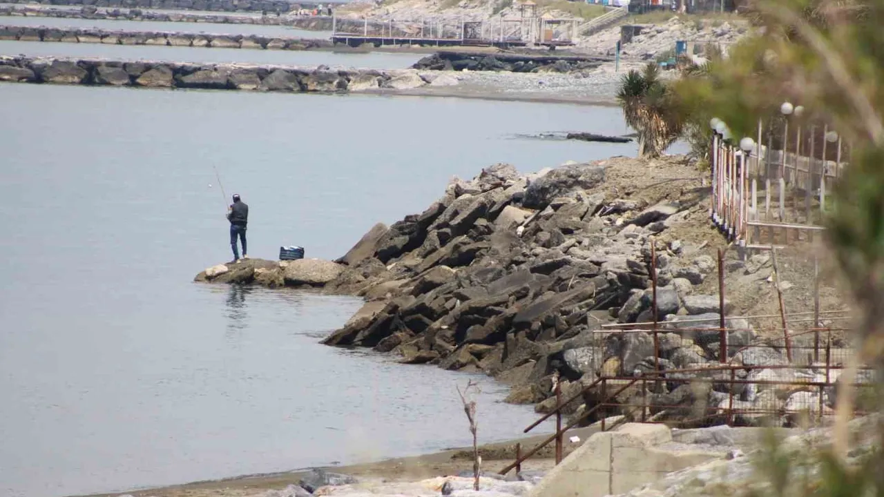 Karadenizli Öğrenciler İskenderun'da Mayıs Sıcağından Kaçarak Akdeniz'de Serinledi