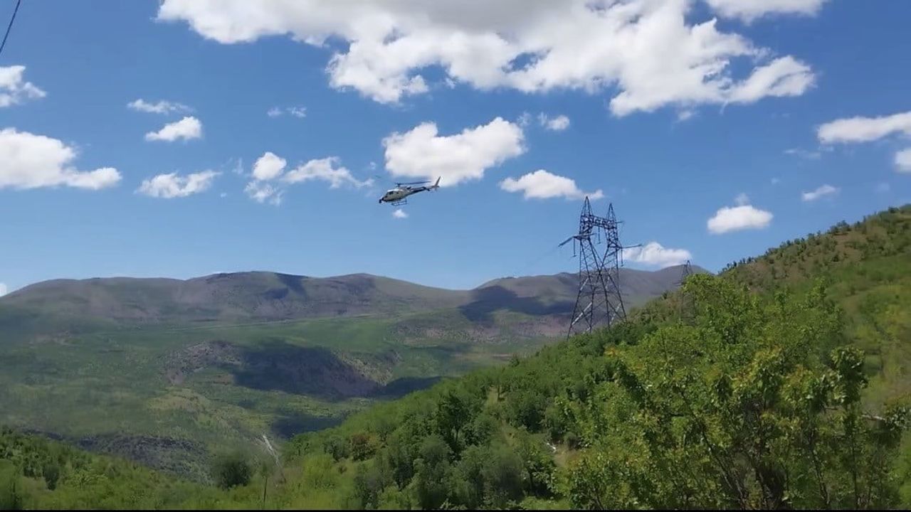 Karakaya Barajı'nda helikopter destekli canlı bakım: enerji akışı kesilmeden iletim hattı onarımı