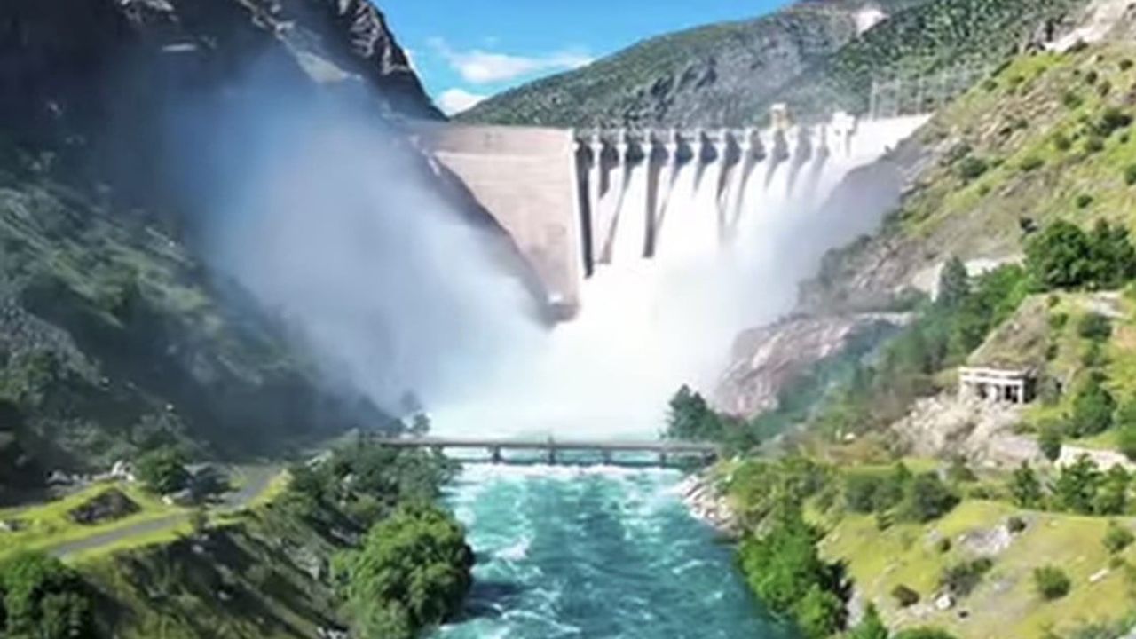 Karakaya Barajı tahliyesi nedeniyle Fırat Nehri köprüsü ulaşıma kapatıldı