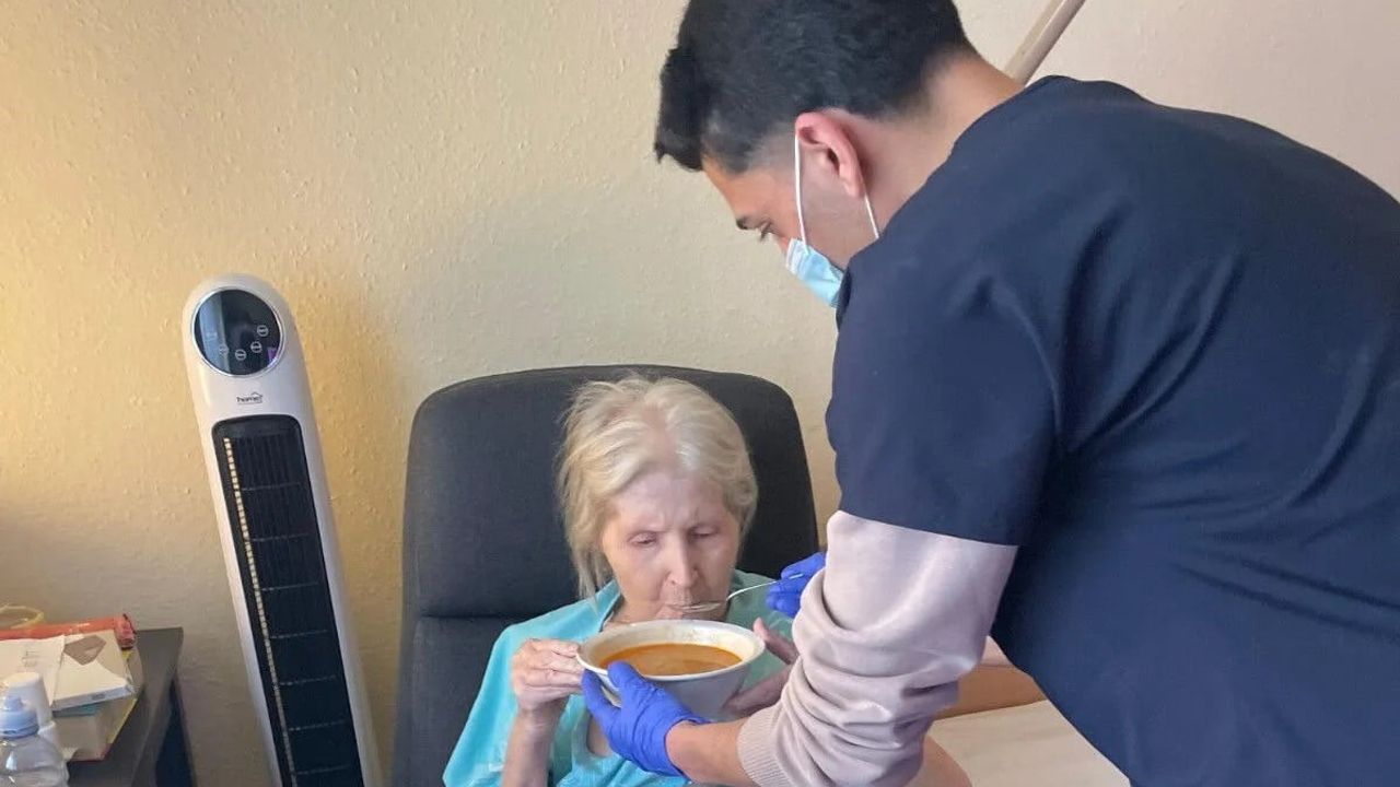 Karakoçan'da Mesleki Lise Öğrencileri 'Evde Bakım Projesi' ile Kronik Hastaların Takibini Yapıyor