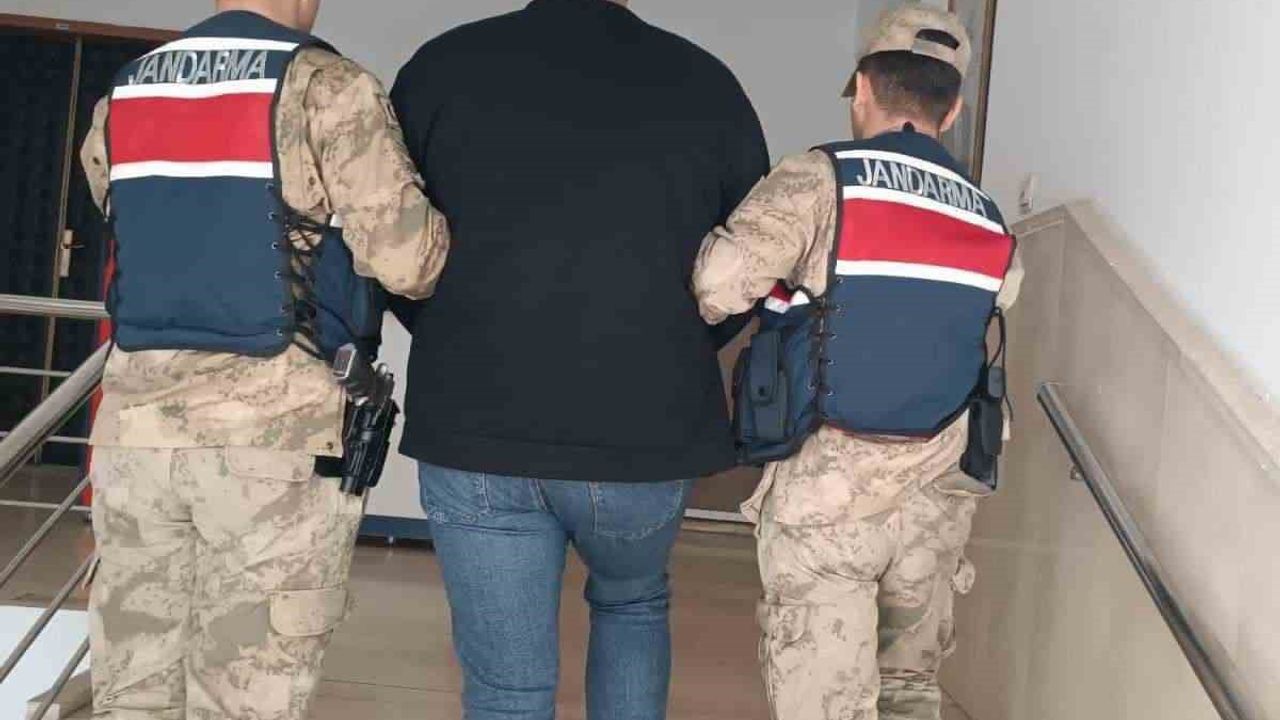 Karaköprü'de dolandırıcılıktan aranan B.U. jandarma tarafından yakalandı
