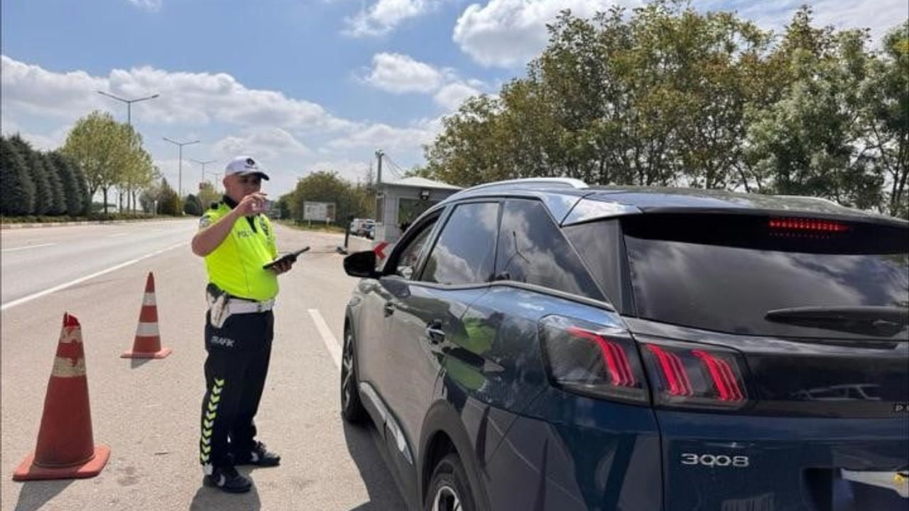 Karaman'da Asayiş Uygulamaları: 12 Kişi Tutuklandı, Silah ve Kaçak Alkol Ele Geçirildi