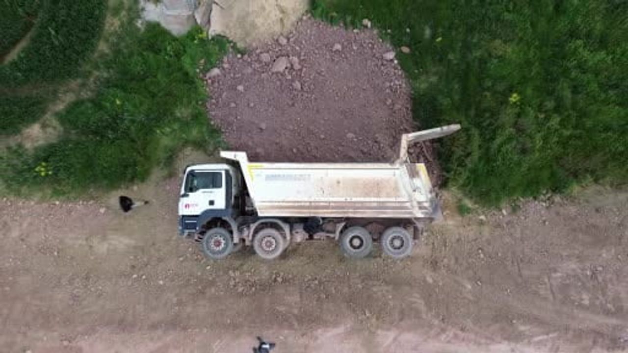 Karaman'da çevre yolu yapımında toprak yüklü kamyon şarampole devrildi, 1 yaralı