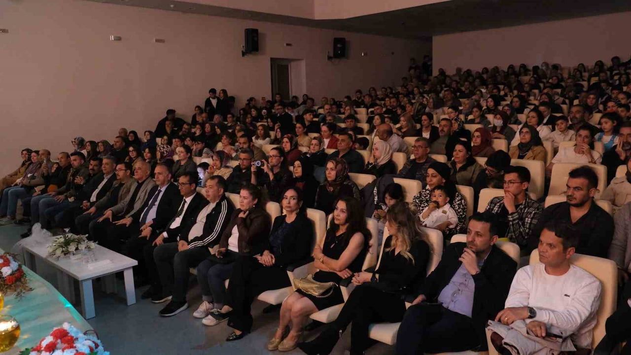 Karaman’da Güzel Sanatlar Lisesi'nden Türk Halk Müziği Konseri: Firdevs Küçükyavuz Alkışlandı