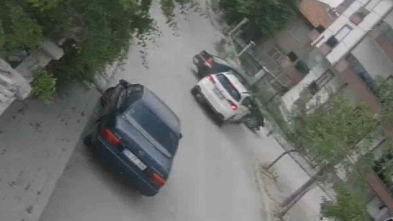 Karaman'da kontrolsüz kavşakta SUV ile otomobil çarpıştı