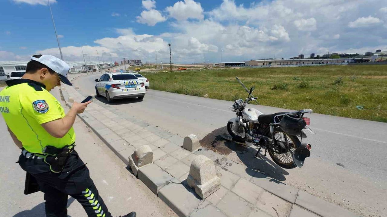 Karaman'da motosiklet refüjdeki beton dubaya çarptı: Sürücü yaralandı