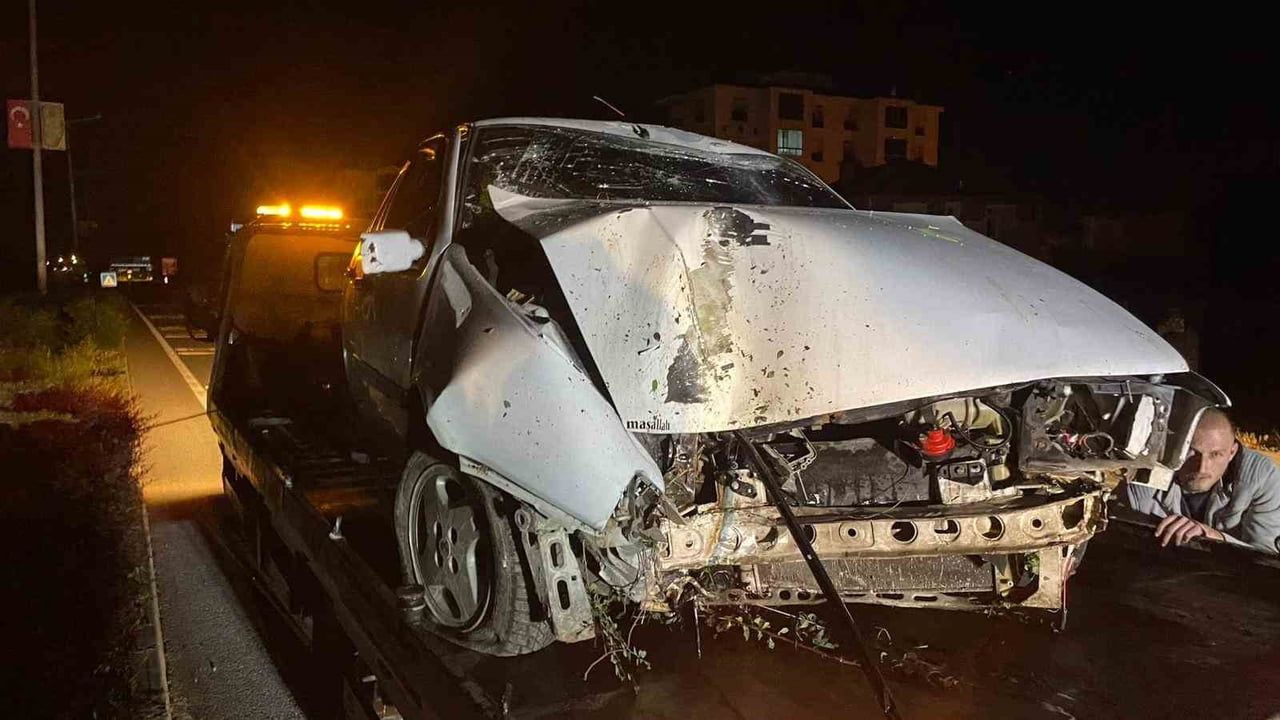 Karaman'da otomobil refüjdeki aydınlatma direğine çarptı: 1 yaralı