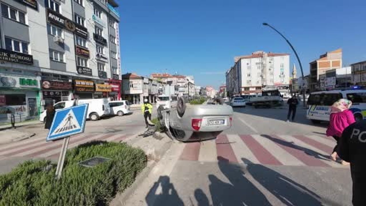 Karaman'da otomobil refüjdeki dubaya çarpıp takla attı: 1 yaralı