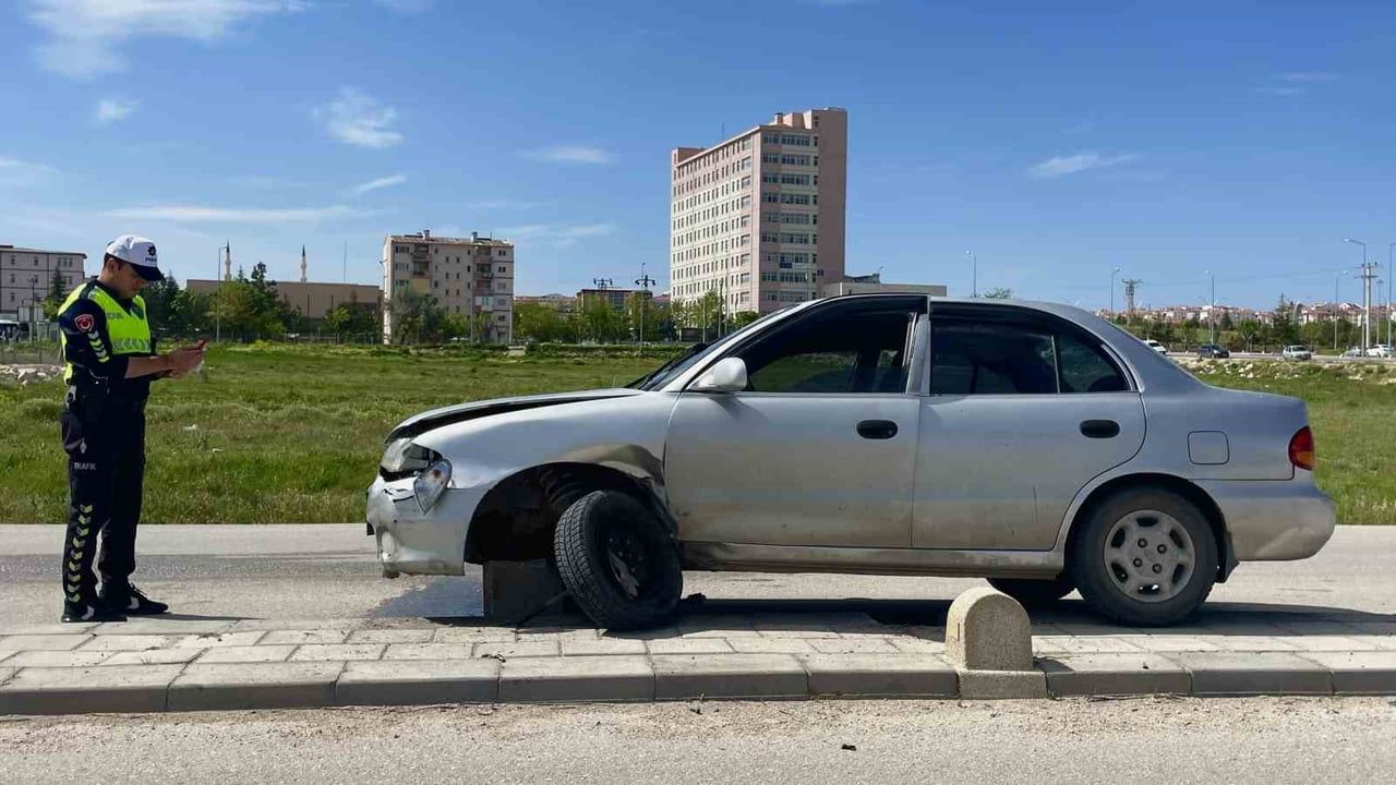 Karaman'da refüje çıkan otomobil: sürücü yaralandı, iki çocuk yara almadı