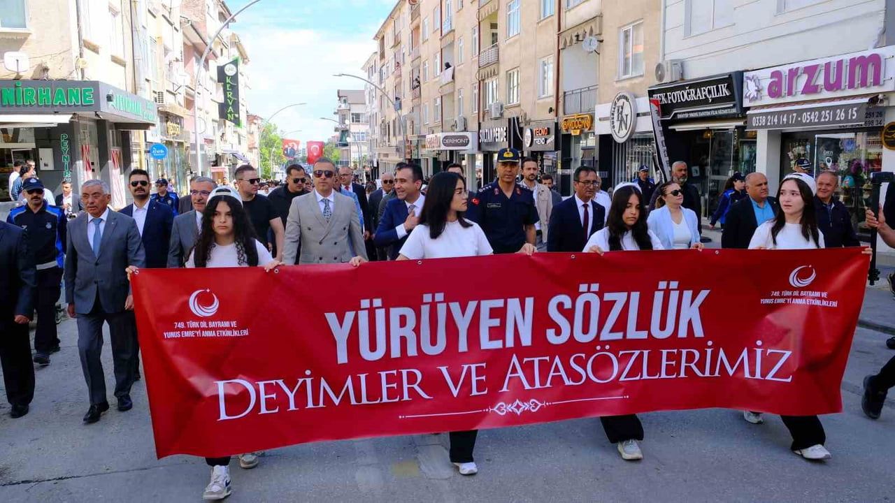 Karaman'da 'Yürüyen Sözlük' Gösterisi: 749. Türk Dil Bayramı Etkinliğinde Öğrenciler Deyim ve Atasözlerini Sergiledi