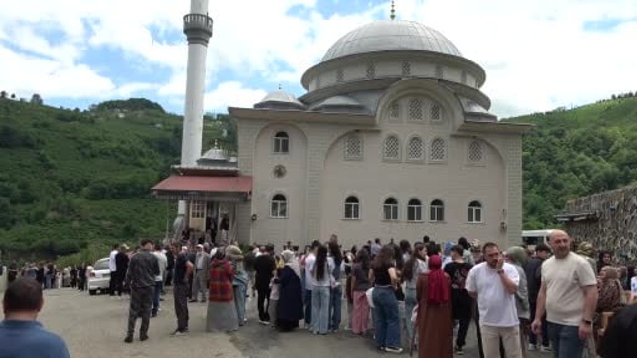 Karaoluk Mahallesi'nde yaklaşık 200 yıllık arife geleneği çocuklara bayram ikramı dağıtıyor