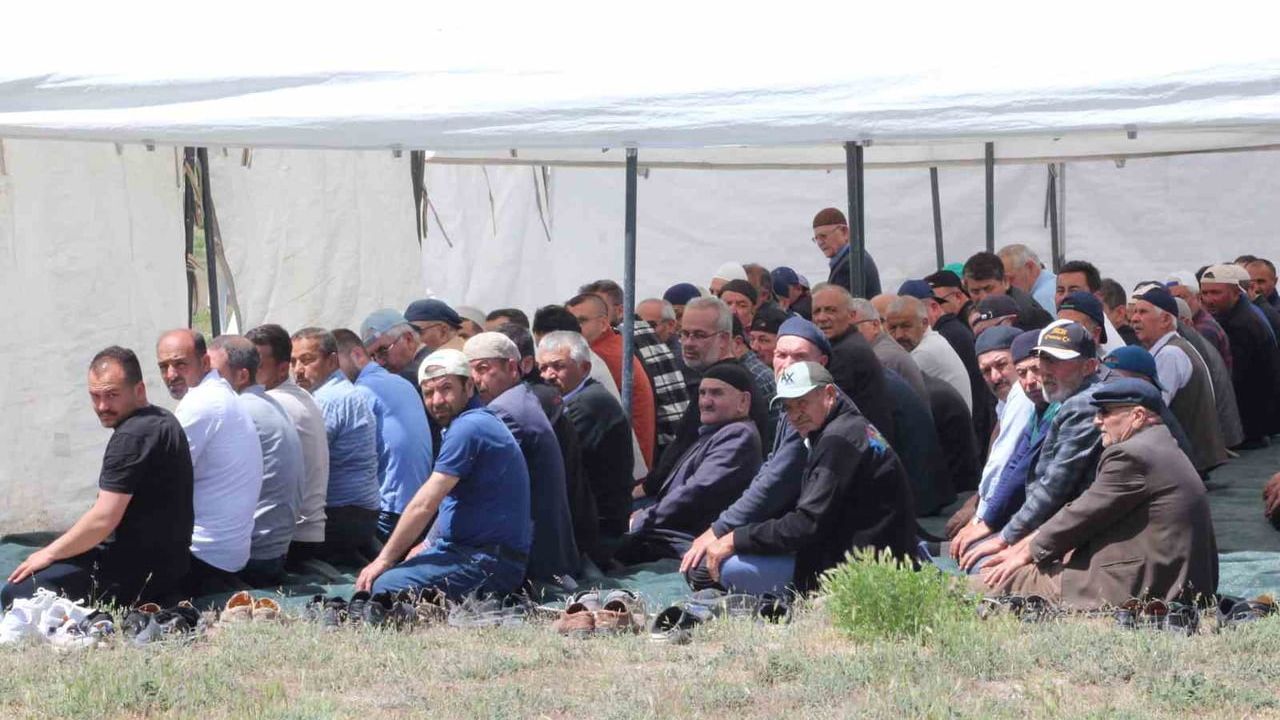 Karapınar'da yağmur için şükür duası — Yassıca Mevkii'nde yüzlerce kişi bir araya geldi
