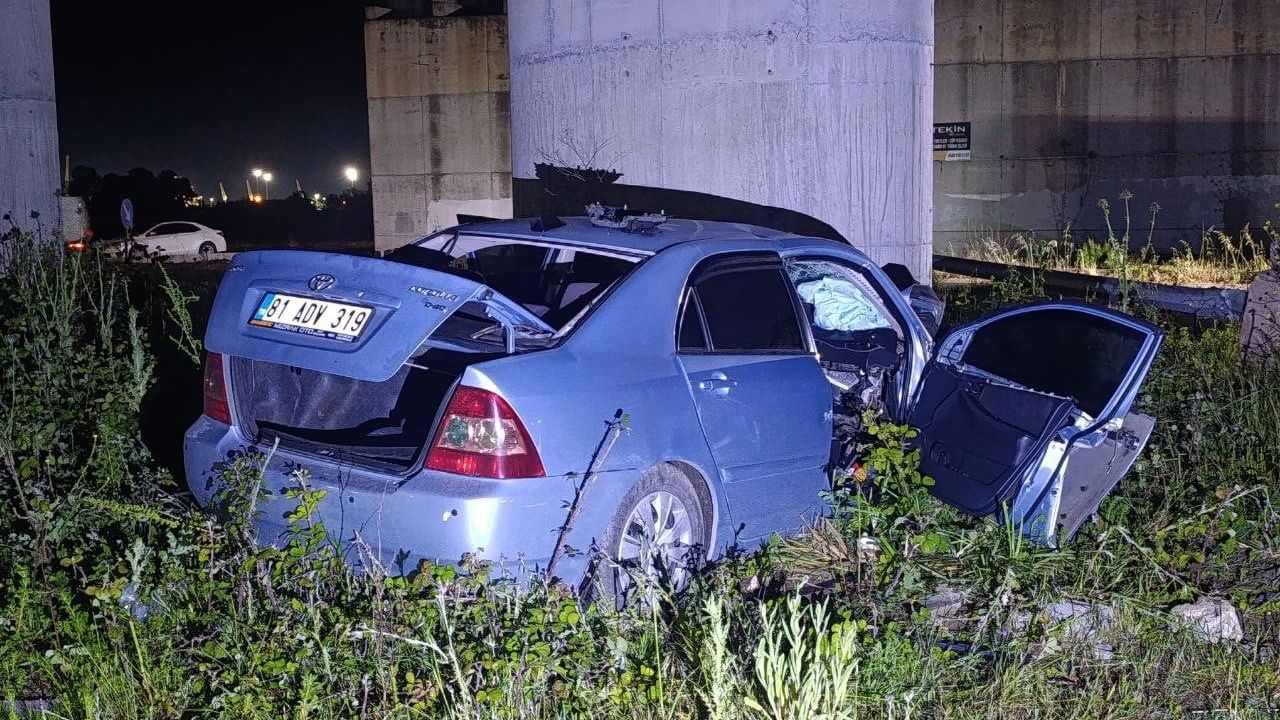 Karasu'da kontrolden çıkan otomobil köprü ayağına çarptı: 2 yaralı