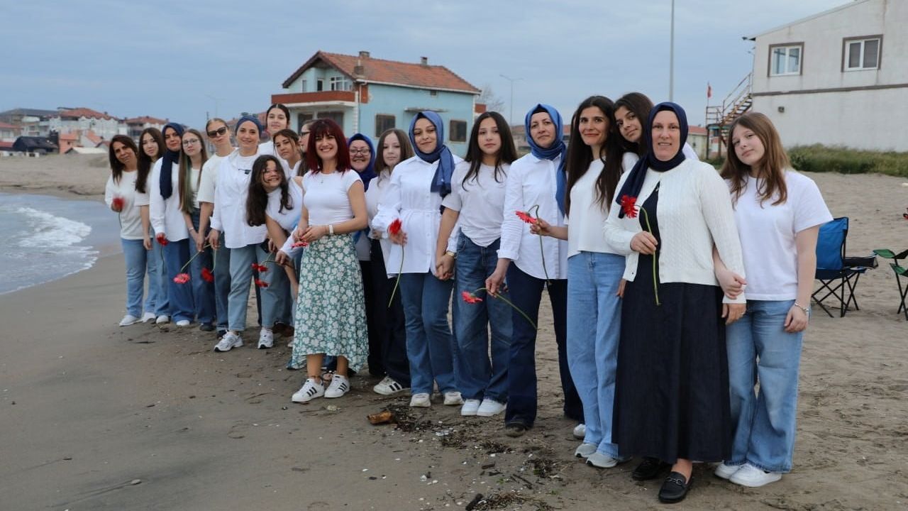 Karasu'da ortaokul öğrencileri ve anneleri ukulele eşliğinde 'Aşk'ı seslendirdi