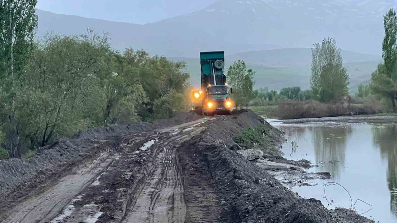 Karasu Nehri'nde sedde yükseltme çalışmaları Kargın'da devam ediyor