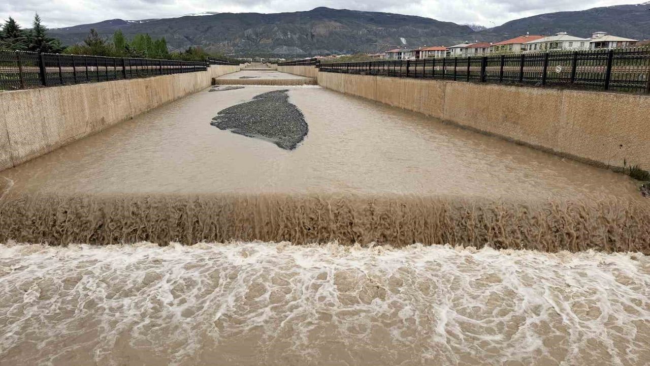 Karasu Nehri taştı: Erzincan Tercan'da ekili araziler sular altında kaldı