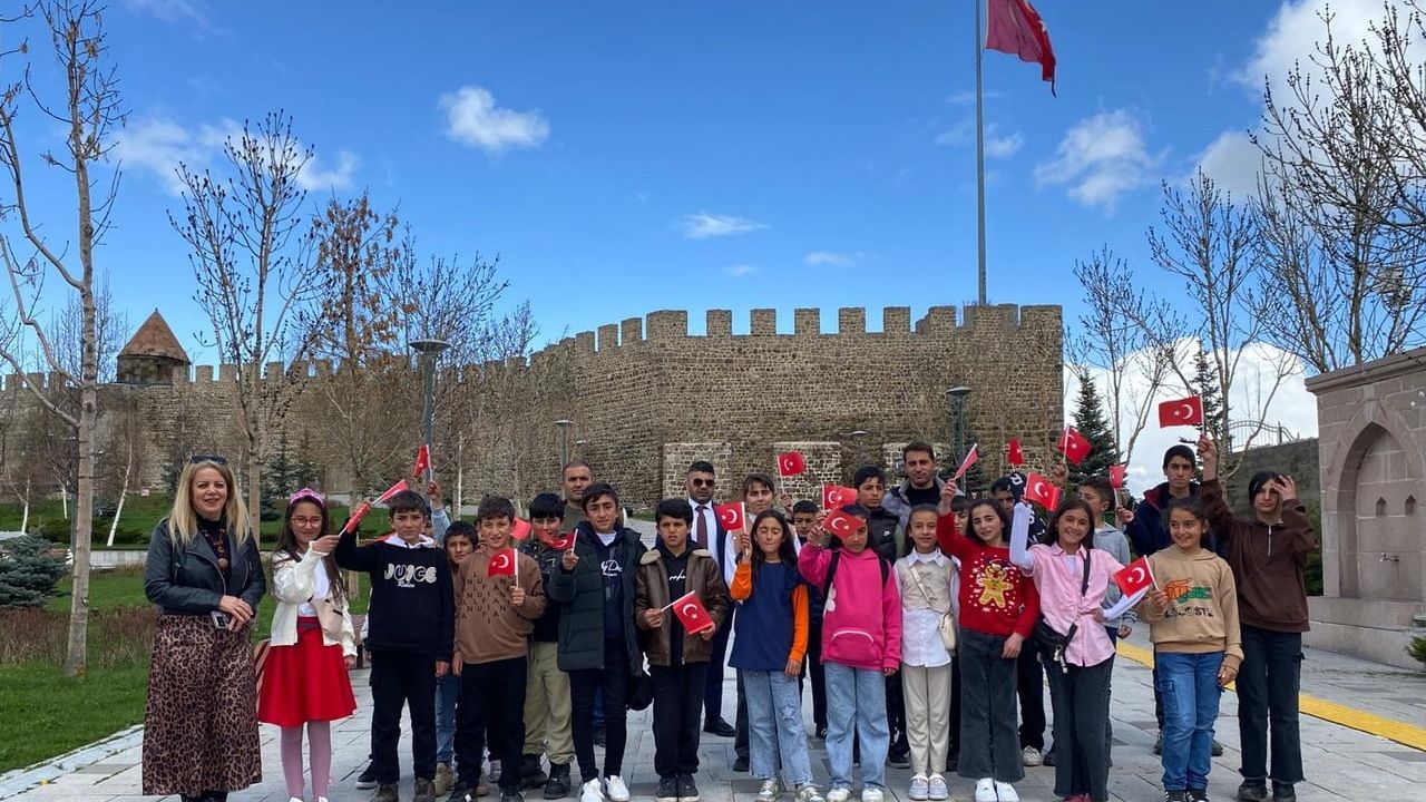 Karayazı’dan 25 Öğrenci İlk Kez Palandöken’i Görüp Erzurum’un Tarihi Mekanlarını Gezdi