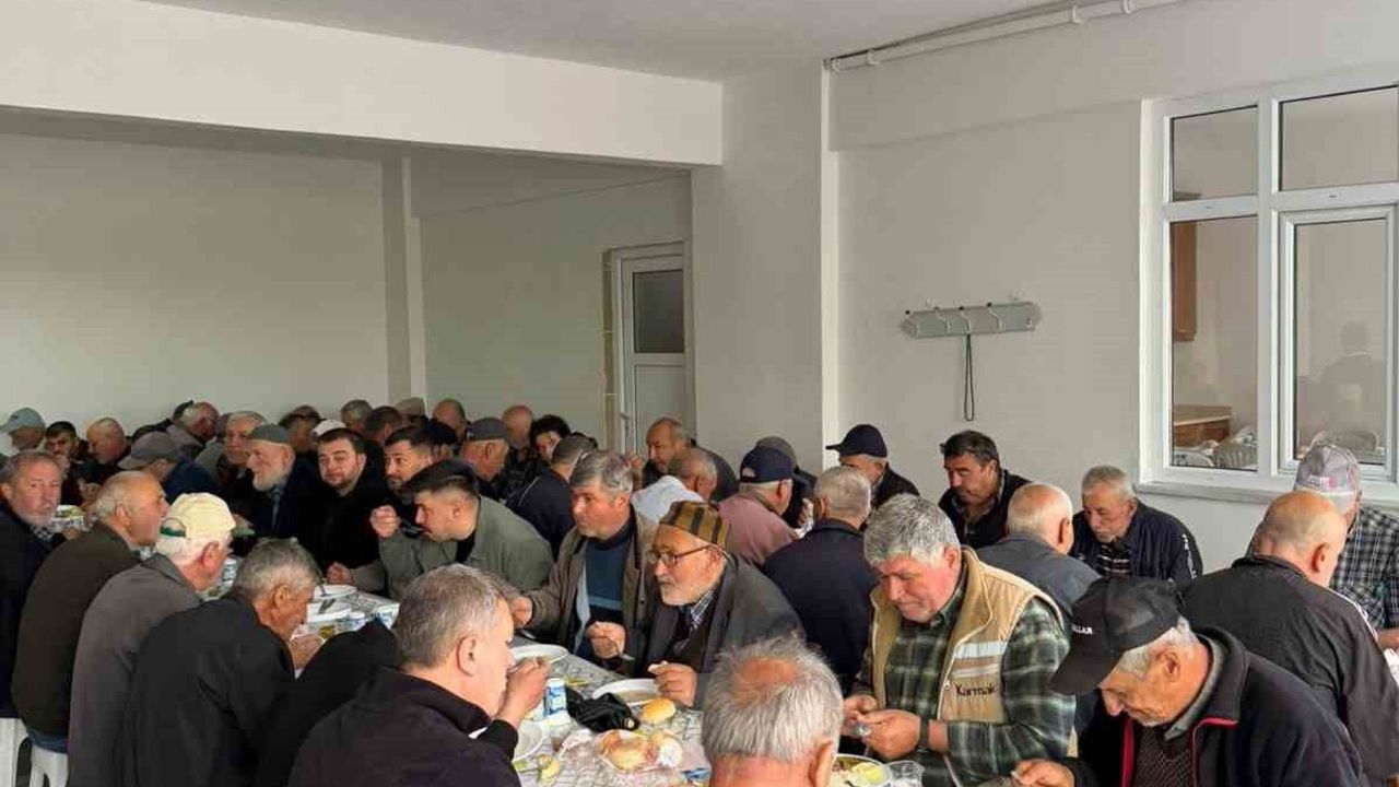 Karesi Yeroluk Mahallesi'nde Geleneksel Hayır Yemeğine Yaklaşık 2 Bin Kişi Katıldı