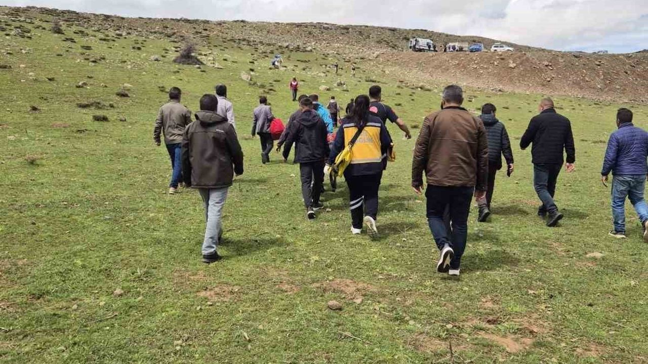 Karlıova'da dağlık alanda düşerek yaralanan kişi kurtarıldı