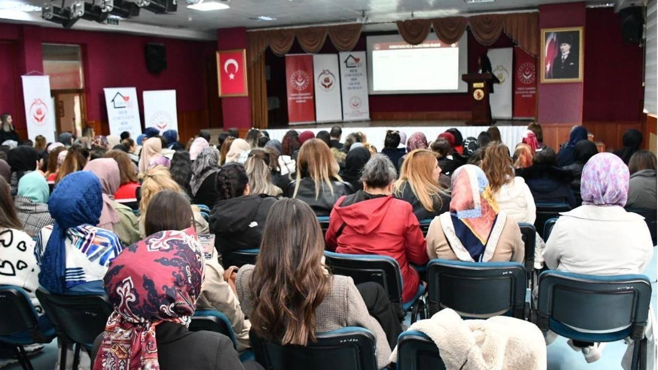 Kars Aile ve Sosyal Hizmetler Müdürlüğü Sarıkamış'ta koruyucu aile hizmetini tanıttı