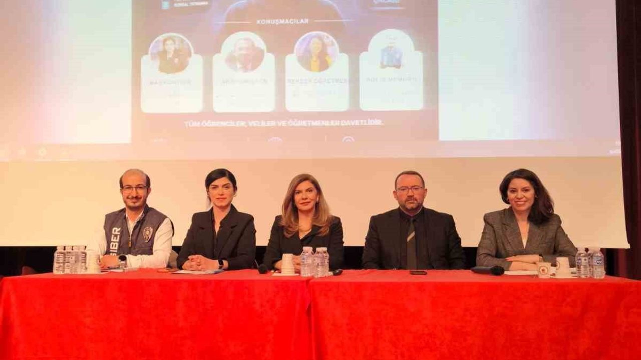 Kars Emniyeti'nden velilere siber güvenlik semineri