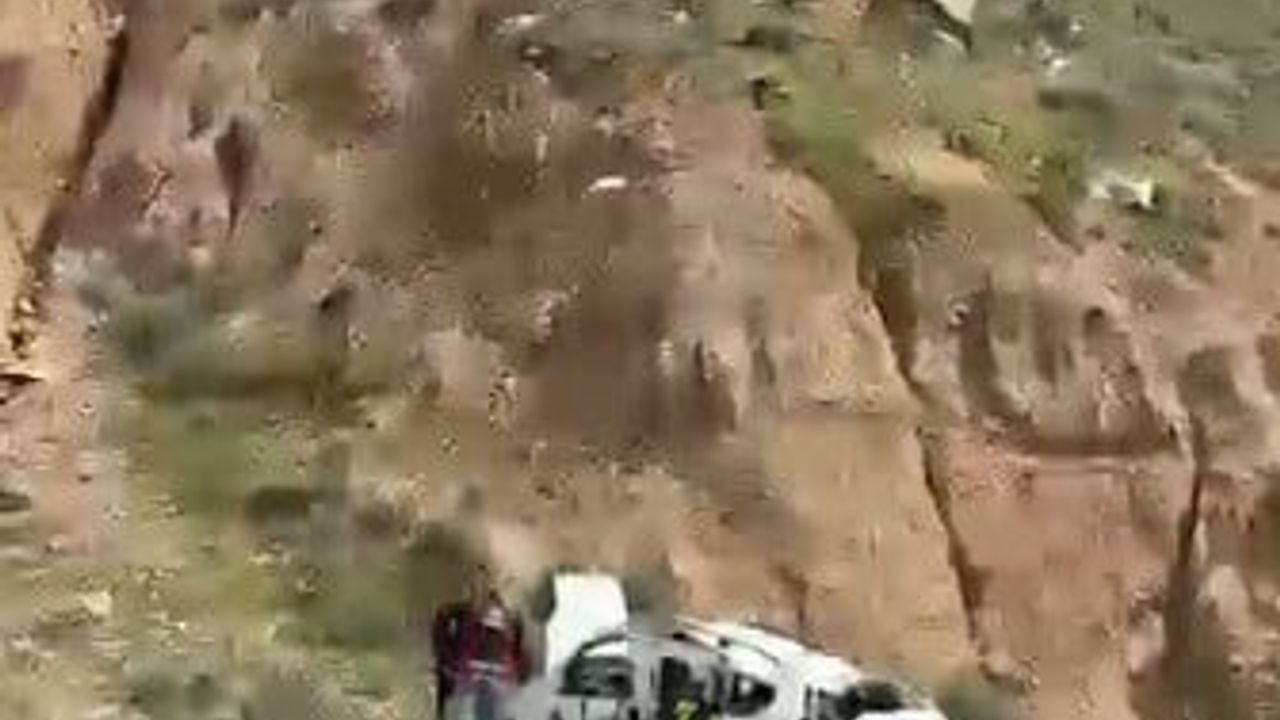 Kars Kağızman'da 300 metrelik uçuruma yuvarlanan araçtan atlayarak kurtuldular
