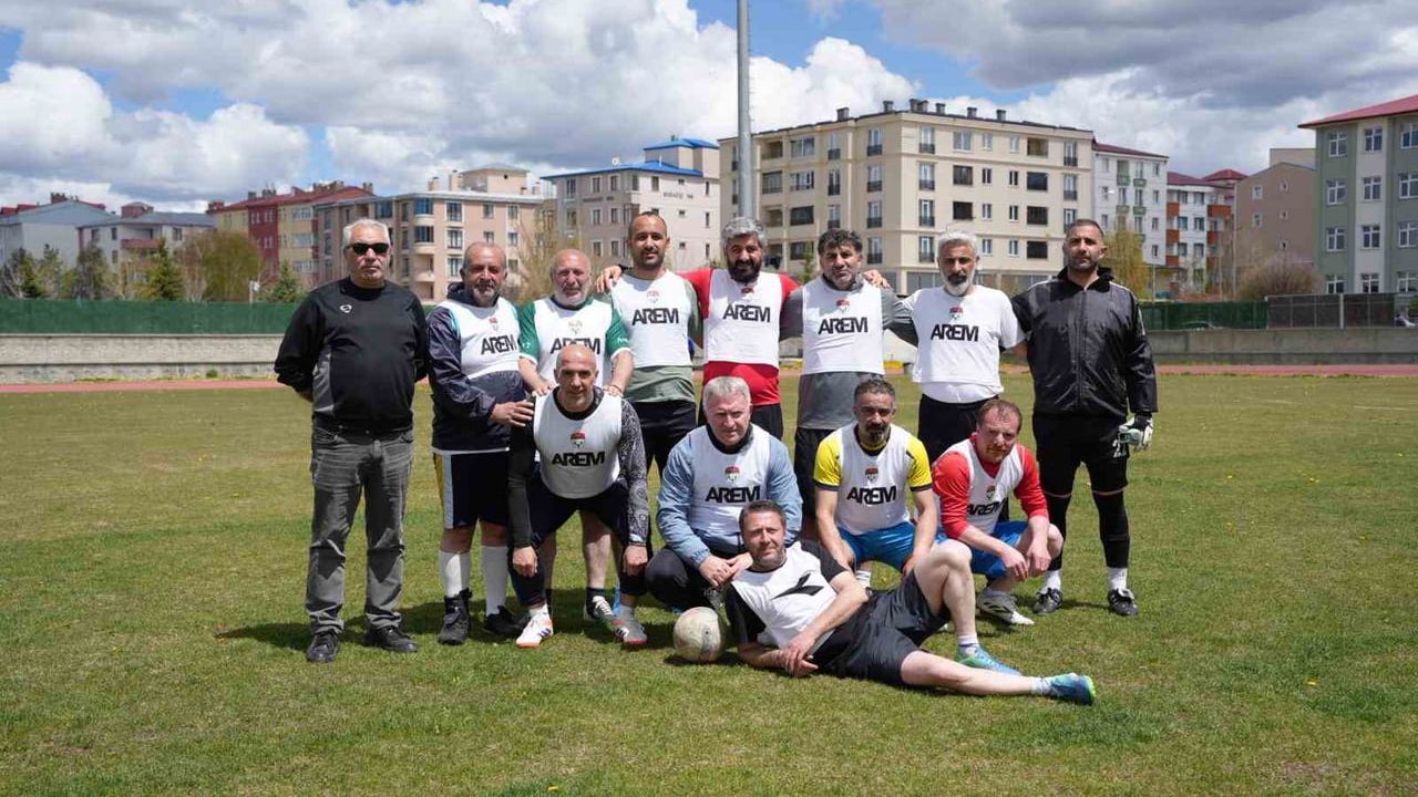 Kars’ta 19 Mayıs coşkusu: Gençlik ve Spor Müdürlüğü ile Kars Veteranlar 4-4 berabere