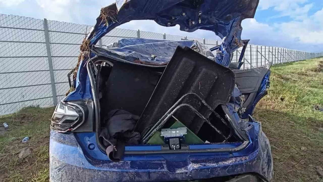 Kars’ta 3 kardeşin bulunduğu otomobil şarampole yuvarlandı: 1 ölü, 2 yaralı