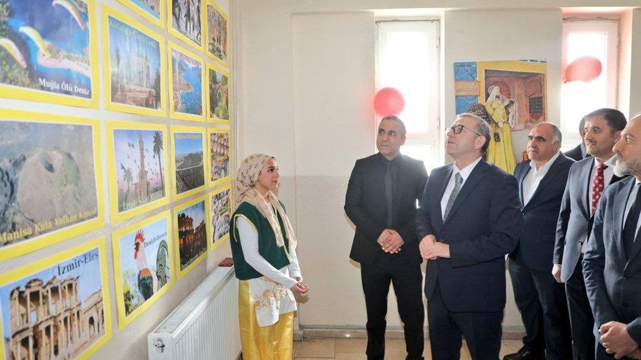 Kars'ta '7 Bölge, Tek Ruh' Sergisi: Anadolu'nun Kültürel Zenginlikleri Öğrenciler Tarafından Tanıtıldı