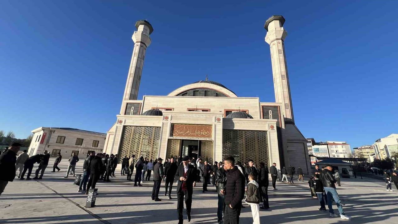 Kars'ta Bayram Namazı Yoğun Katılımla Kılındı