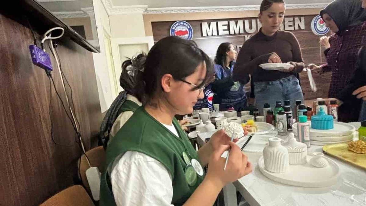 Kars'ta Eğitim-Bir-Sen ve Yeşilay Gönüllülerinin Alçı Boyama Atölyesi