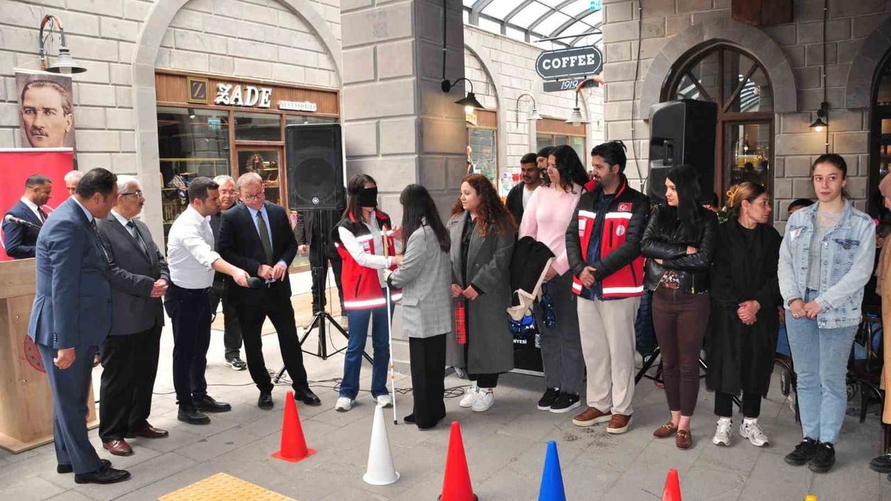 Kars’ta Engelliler Haftası etkinliği: "Kalbinle ve Ellerinle Hisset" programı yoğun ilgi gördü