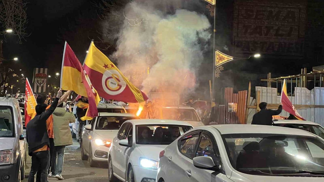 Kars'ta Galatasaray'ın şampiyonluk coşkusu: Faikbey Caddesi'nde binlerce taraftar