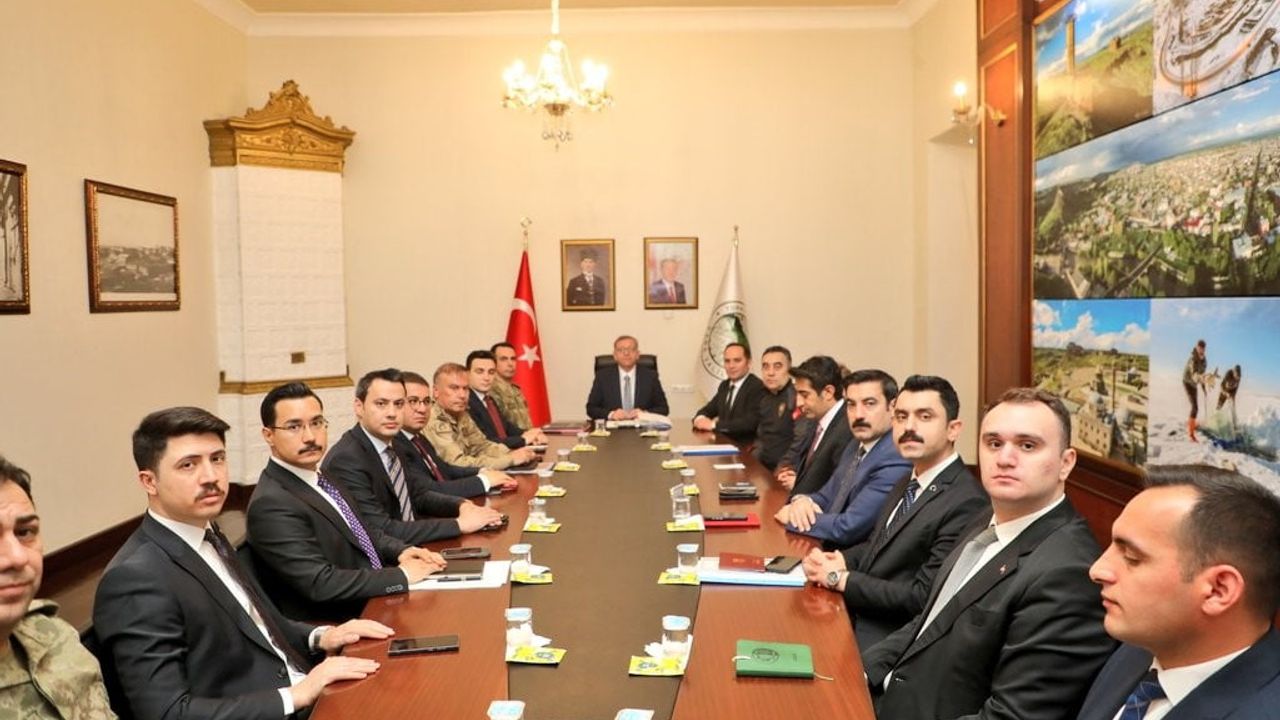 Kars’ta İl Güvenlik ve Asayiş Koordinasyon Toplantısı: Güvenlik Uygulamaları ve Düzensiz Göç Ele Alındı