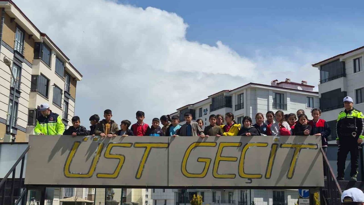 Kars’ta ilkokul öğrencilerine uygulamalı trafik eğitimi verildi