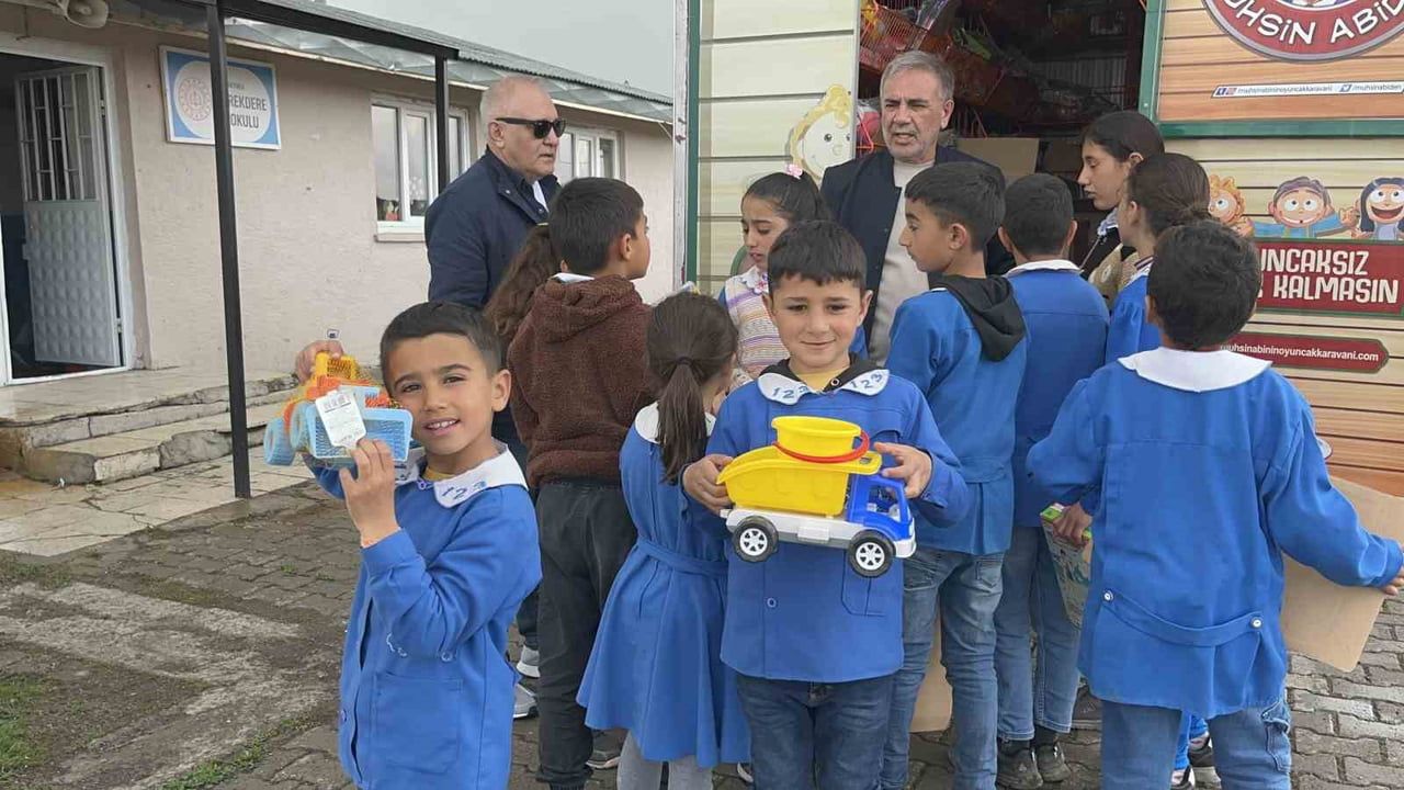 Kars'ta oyuncak karavanı Kürekdere köyü okuluna giderek çocuklarla buluştu