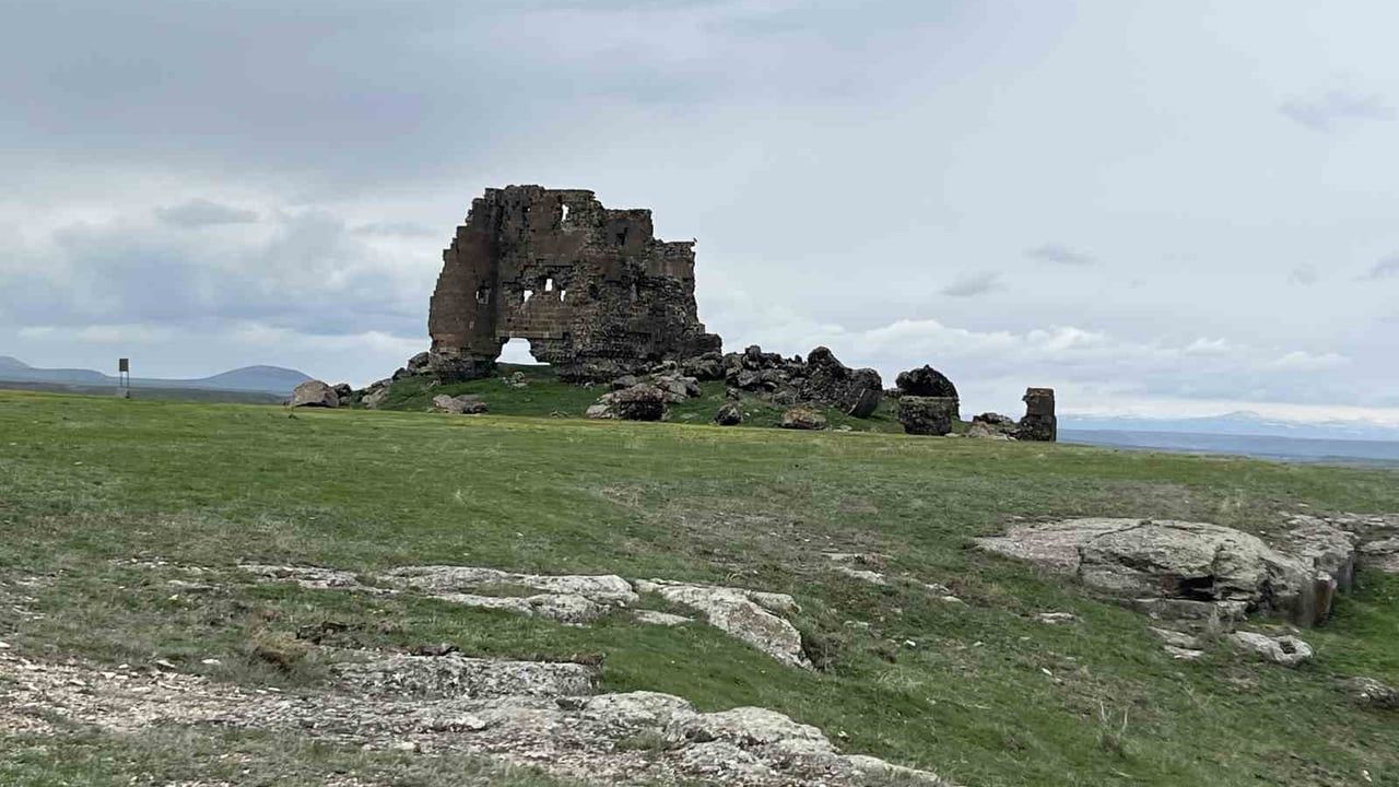 Kars'taki Bin Yıllık Kız Kalesi Restore Bekliyor: Koruma Eksikliği ve Tahrip Riski