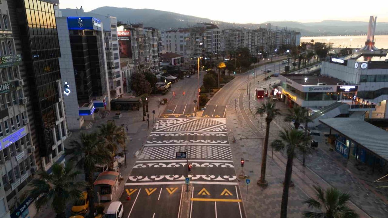 Karşıyaka Yalı Bulvarı'na İzmir motifli yükseltilmiş yaya platformu